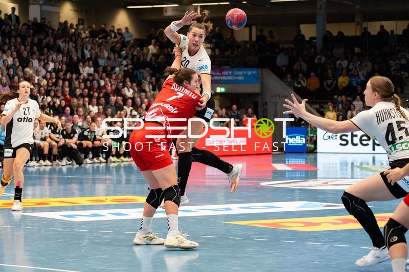 Emily Vogel (20; Deutschland) kämpft um den Ball