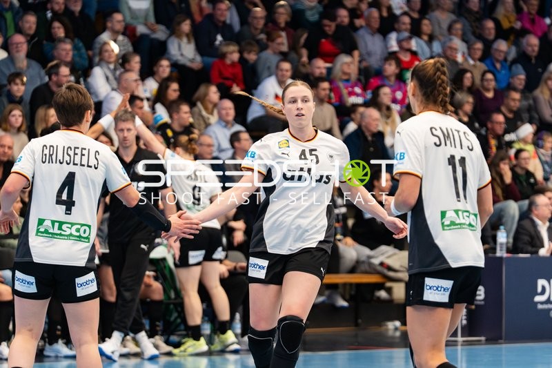 Jolina Huhnstock (45; Deutschland) jubelt im Vordergrund