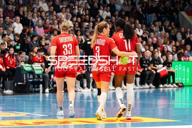 Kerstin Kündig (3; Schweiz) und Clairebel Coker (11; Schweiz) gehen Arm in Arm