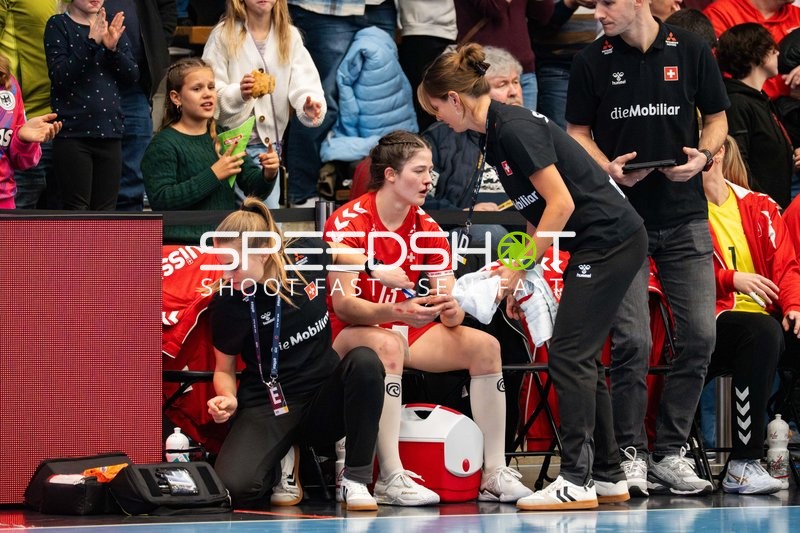 Era Baumann (13; Schweiz) im Gespräch mit Betreuerin Milos Cuckovic (997; Schweiz)