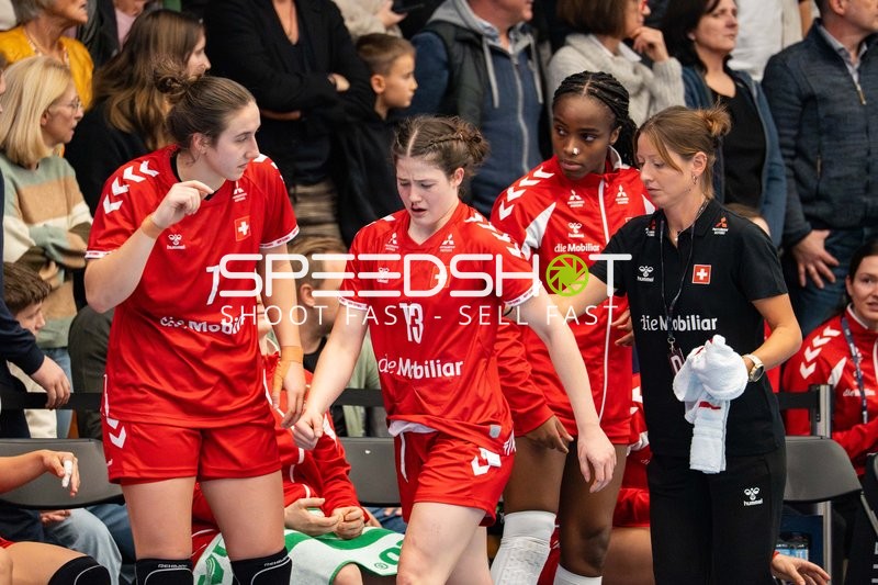 Clairebel Coker (11; Schweiz), Tabea Schmid (7; Schweiz) und Era Baumann (13; Schweiz) im Gespräch