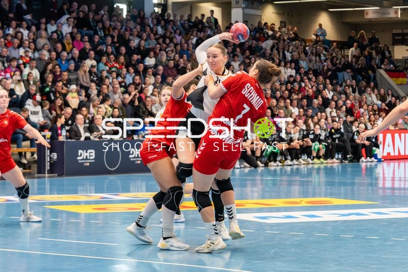 Nieke Kühne (19; Deutschland) kämpft um den Ball