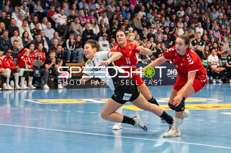 Alina Grijseels (4; Deutschland) wirft, Norma Goldmann (15; Schweiz) und Tabea Schmid (7; Schweiz) verteidigen