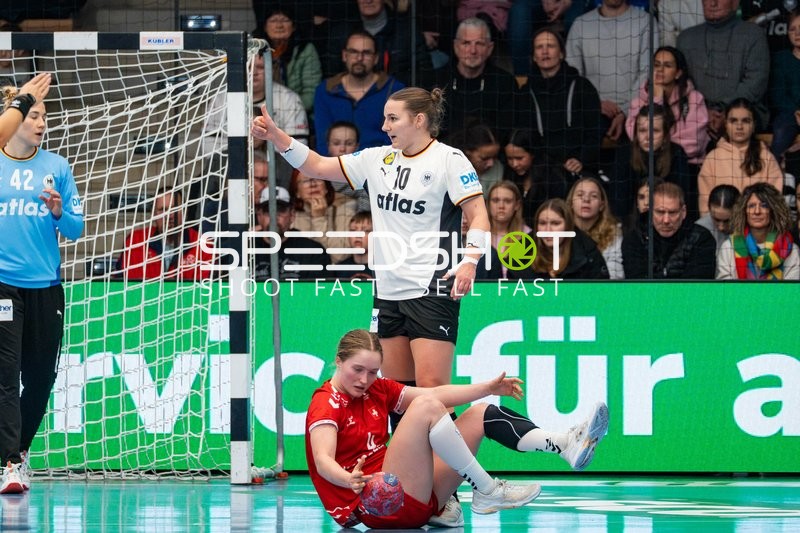 Mareike Thomaier (10; Deutschland) und Laurentia Wolff (4; Schweiz) in Aktion, Torwart Katharina Filter (42; Deutschland) beobachtet