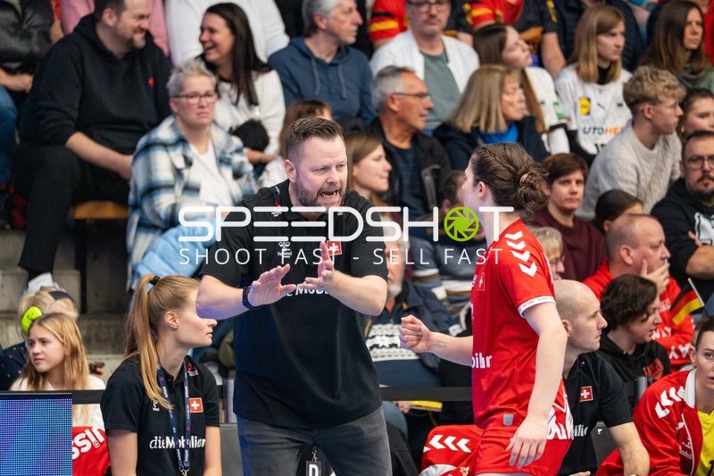 Trainer Knut Ove Joa (999; Schweiz) und Milos Cuckovic (997; Schweiz) im Gespräch