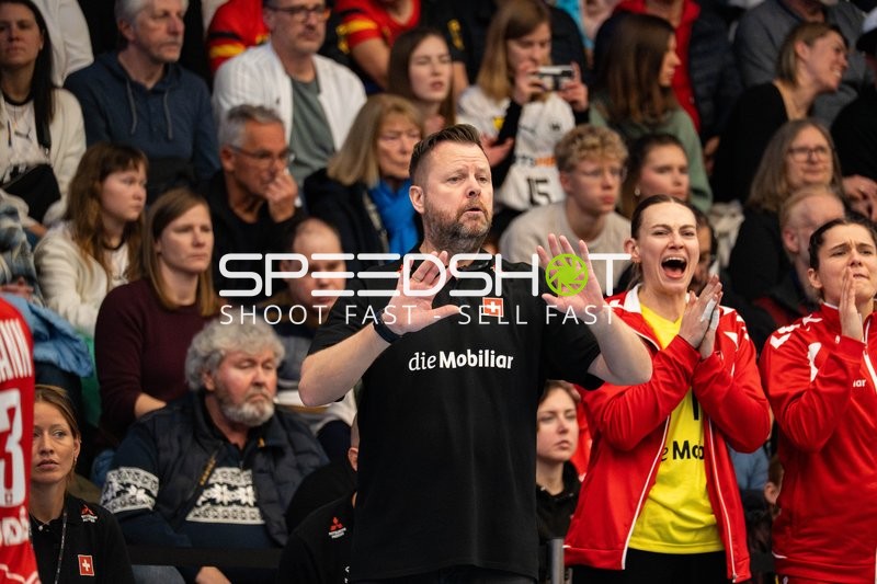 Trainer Knut Ove Joa (999; Schweiz) gibt Anweisungen