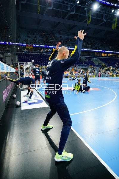 Spieler Robert Timmermeister (7; Rhein Neckar Löwen) dehnt sich vor dem Spiel