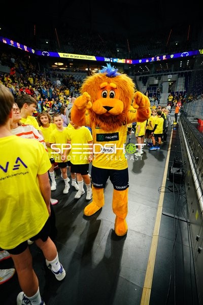 Maskottchen der Rhein Neckar Löwen vor Fans