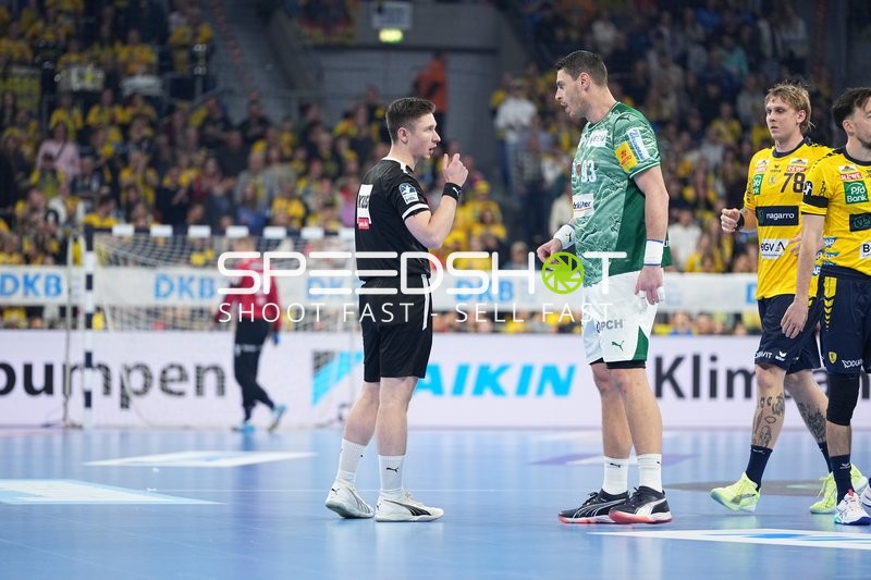 Mijajlo Marsenić (93; Füchse Berlin) im Gespräch mit Schiedsrichter