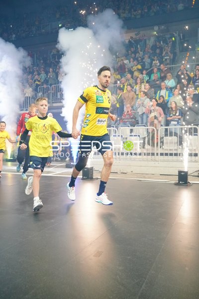 David Späth (29; Rhein Neckar Löwen) läuft mit Kind beim Einlauf