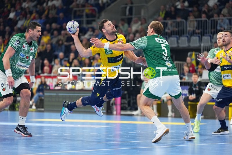 Jannik Kohlbacher (80; Rhein Neckar Löwen) mit Wurfversuch, Matthes Langhoff (13; Füchse Berlin) und Mijajlo Marsenić (93; Füchse Berlin) verteidigen