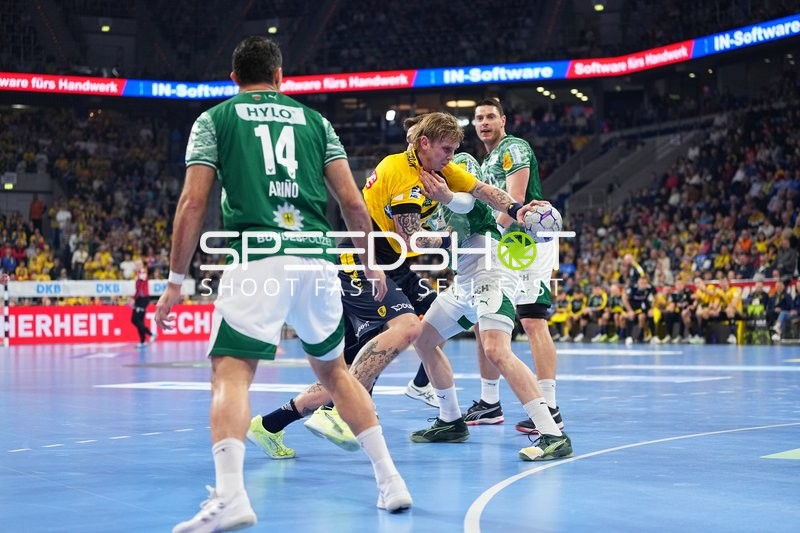 Mijajlo Marsenić (93; Füchse Berlin) im Zweikampf mit Gino Steenaerts (14; Rhein Neckar Löwen) und Edwin Aspenbäck (78; Rhein Neckar Löwen)