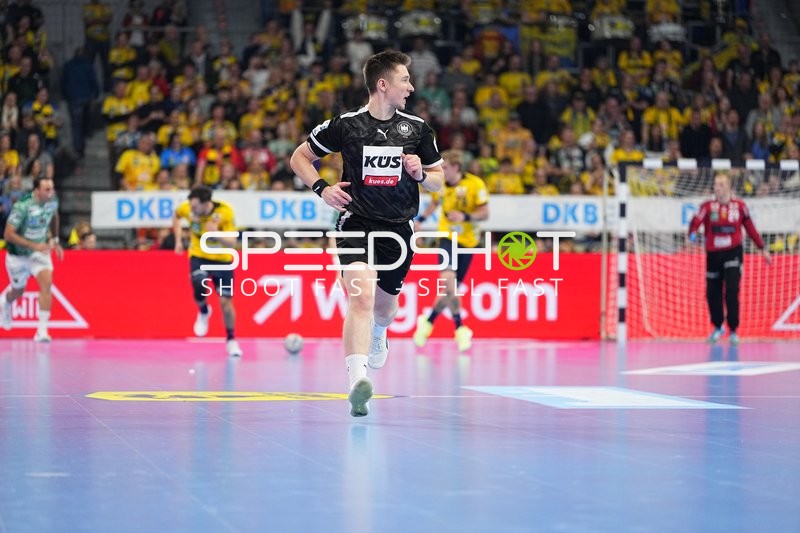 Rosana Sug (1; Unbekannt) läuft auf dem Spielfeld