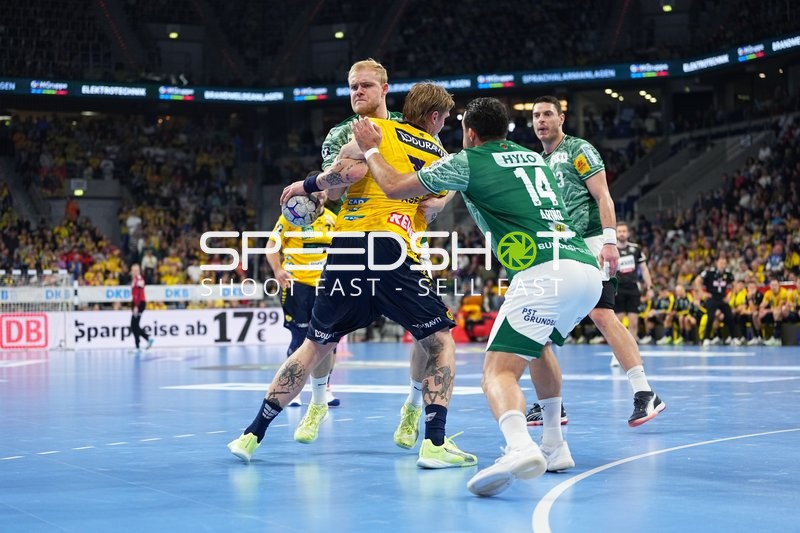 Gino Steenaerts (14; Rhein Neckar Löwen) im Zweikampf mit Matthes Langhoff (13; Füchse Berlin) und Mijajlo Marsenić (93; Füchse Berlin)