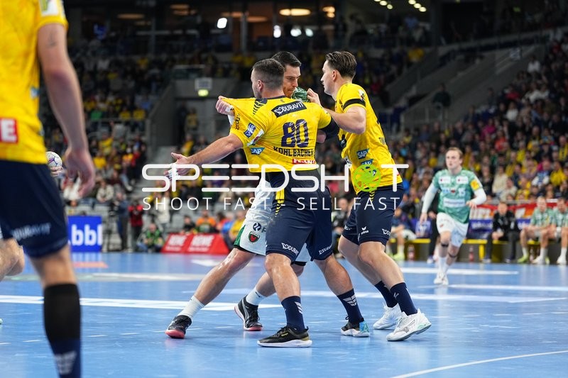 Jannik Kohlbacher (80; Rhein Neckar Löwen) im Zweikampf mit Mathias Gidsel (19; Füchse Berlin)