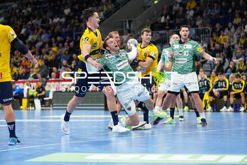 Robert Timmermeister (7; Rhein Neckar Löwen) und Steven Plucnar Jacobsen (9; Rhein Neckar Löwen) kämpfen um den Ball