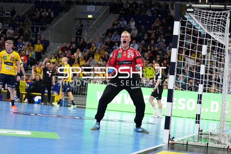 Torwart David Späth (29; Rhein Neckar Löwen) jubelt nach Parade