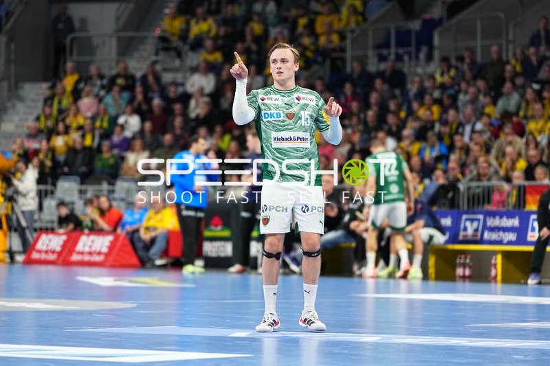 15; Füchse Berlin zeigt mit beiden Händen