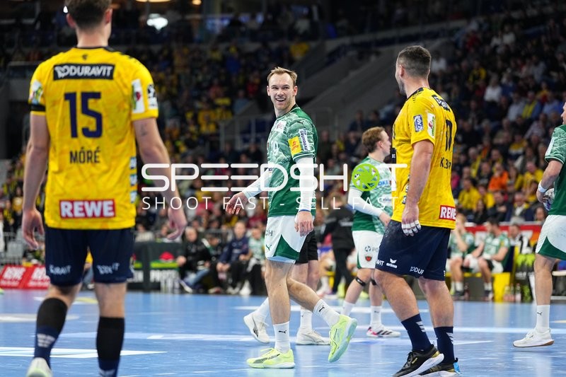 Mathias Gidsel (5; Füchse Berlin) im Gespräch