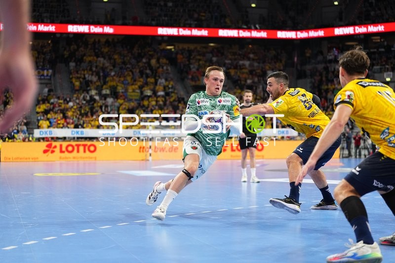 Jannik Kohlbacher (80; Rhein Neckar Löwen) im Zweikampf