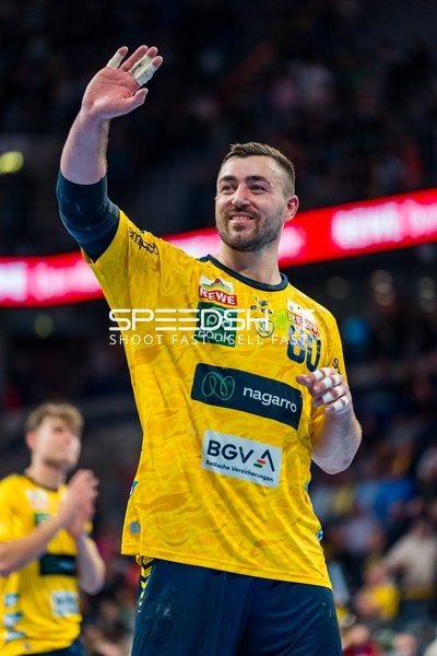 Jannik Kohlbacher (80; Rhein Neckar Löwen) winkt