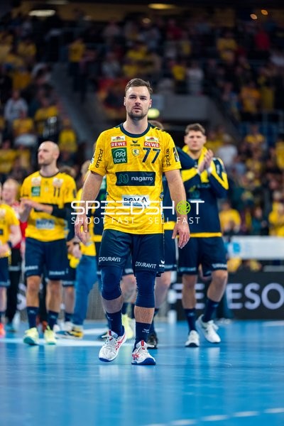 Dani Baijens (77; Rhein Neckar Löwen) läuft im Vordergrund