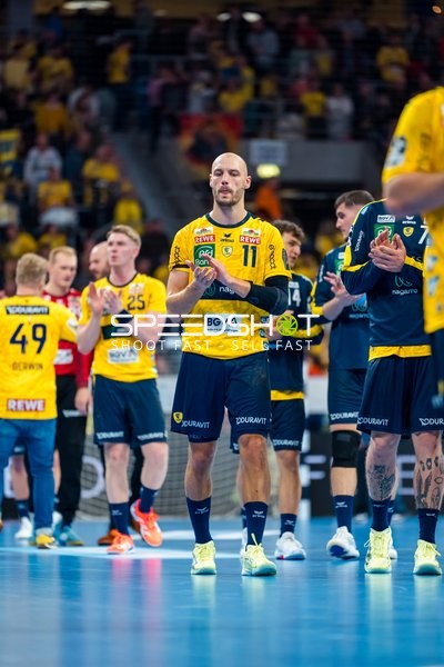 Lukas Sandell (11; Rhein Neckar Löwen) klatscht enttäuscht nach Spiel