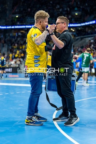 Kevin Gerwin im Gespräch am Spielfeldrand