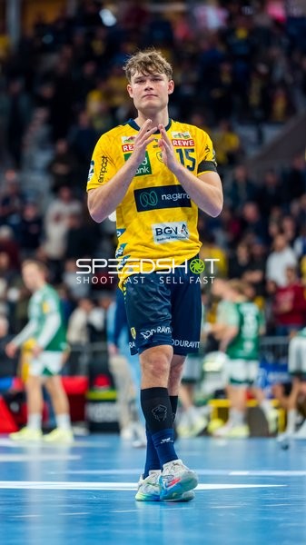 David More (15; Rhein Neckar Löwen) klatscht enttäuscht.