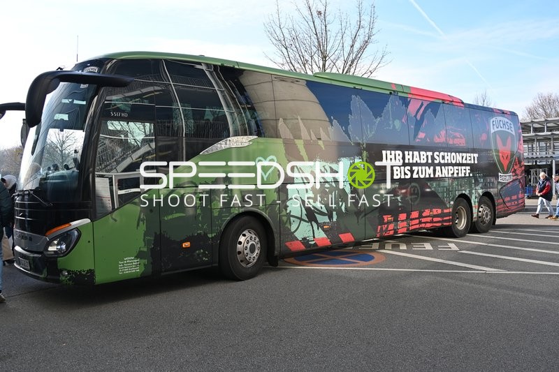 Team-Bus der Füchse Berlin vor der Arena