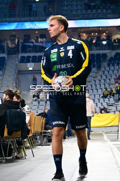 Mathias Larson (4; Rhein Neckar Löwen) hält den Ball