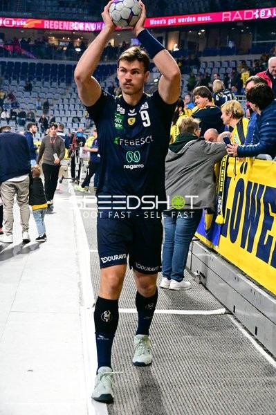 Jerry Tollbring (9; Füchse Berlin) wirft den Ball