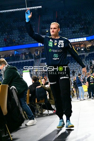 David Späth (29; Rhein Neckar Löwen) hebt die Hand