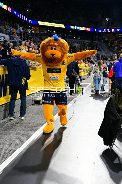 Maskottchen der Rhein Neckar Löwen am Spielfeldrand