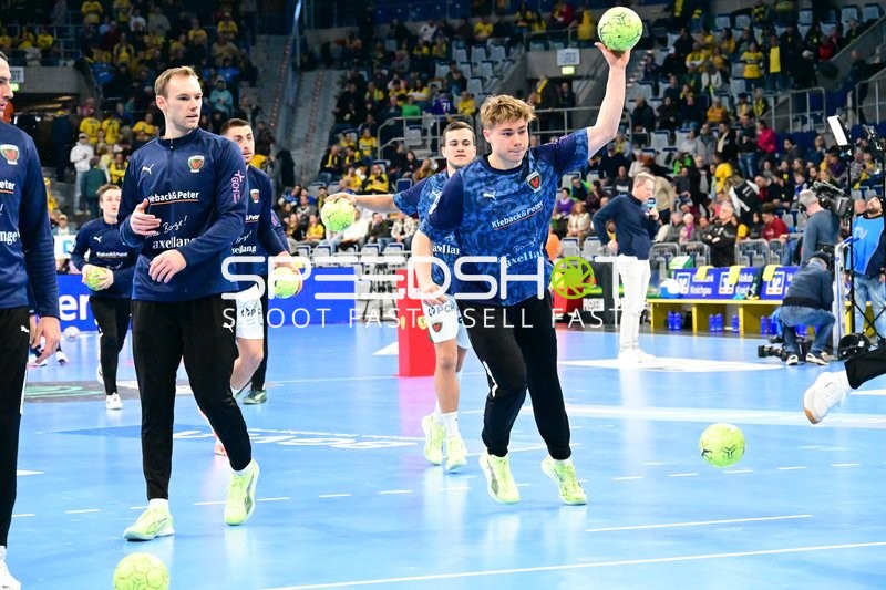 Mathias Gidsel (19; Füchse Berlin) und Tim Freihöfer (20; Füchse Berlin) beim Aufwärmen