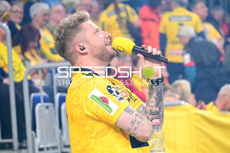 Person mit Mikrofon spricht