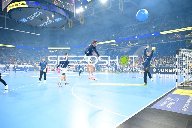 Manuel Štrlek (7; Füchse Berlin) mit Sprungwurf im Training
