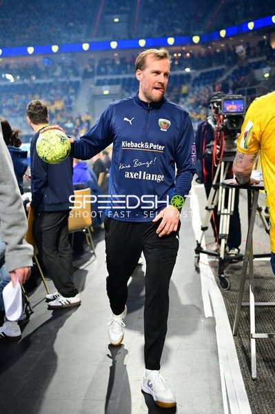 Person Max Darj (5; Füchse Berlin) mit Ball am Spielfeldrand