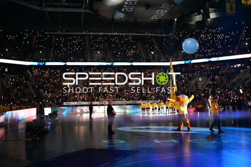 Einlauf der Mannschaft von Mathias Larson (4; Rhein Neckar Löwen)