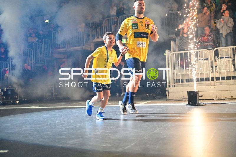 Jannik Kohlbacher (80; Rhein Neckar Löwen) beim Einlauf mit Kind