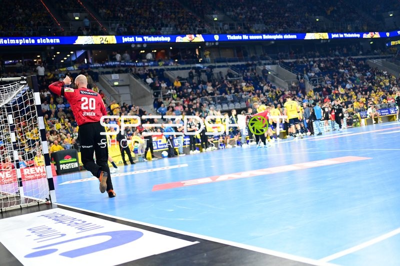 Torwart Mike Jensen (20; Rhein Neckar Löwen) verlässt das Tor