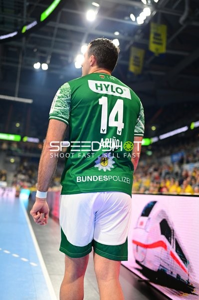 14; Füchse Berlin am Spielfeldrand