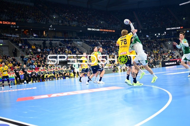 Zweikampf um den Ball mit Lasse Andersson (11; Füchse Berlin) und Edwin Aspenbäck (78; Rhein Neckar Löwen)