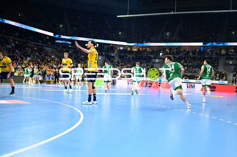 Patrick Groetzki (24; Rhein Neckar Löwen) läuft im Vordergrund