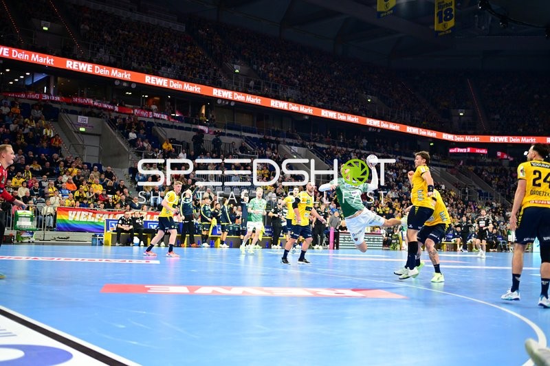 Wurfversuch von Steven Plucnar Jacobsen (9; Rhein Neckar Löwen)