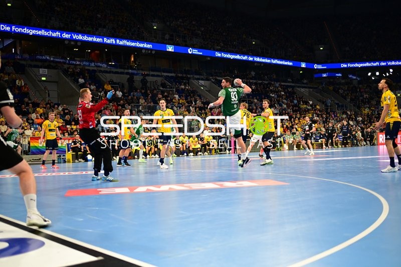 Mijajlo Marsenić (93; Füchse Berlin) im Zweikampf mit Robert Timmermeister (7; Rhein Neckar Löwen) und Steven Plucnar Jacobsen (9; Rhein Neckar Löwen)