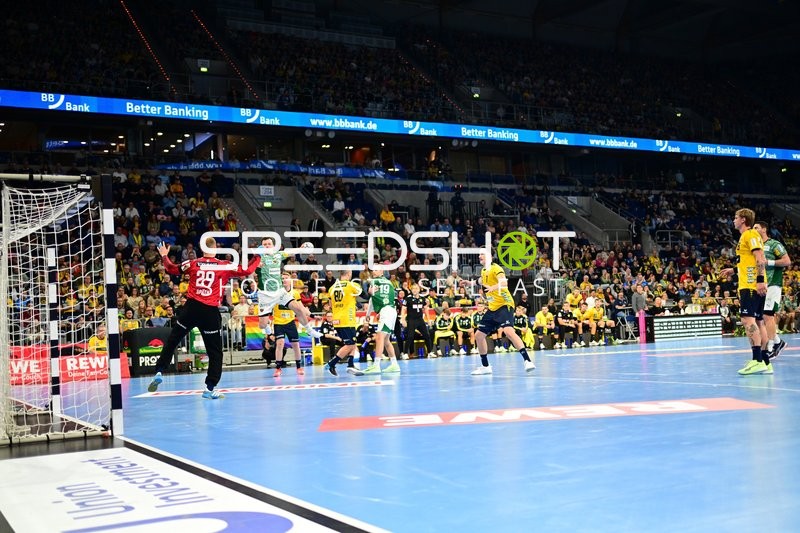 David Späth (29; Rhein Neckar Löwen) pariert Sprungwurf von Mathias Gidsel (19; Füchse Berlin)