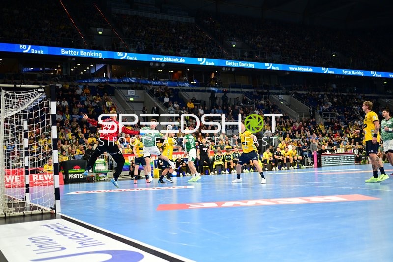 Torwart David Späth (29; Rhein Neckar Löwen) pariert Sprungwurf