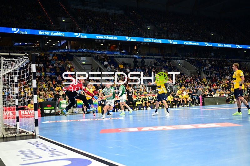 Torwart Lasse Ludwig (1; Füchse Berlin) im Sprung vor David Späth (29; Rhein Neckar Löwen) und Robert Timmermeister (7; Rhein Neckar Löwen)