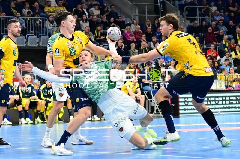 Jannik Kohlbacher (80; Rhein Neckar Löwen) im Zweikampf mit Mathias Gidsel (19; Füchse Berlin)